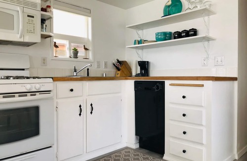 Smith River Cottage | Incredible White Water view! Gorgeous sunsets! Jacuzzi on deck/2 Flat screen TVs