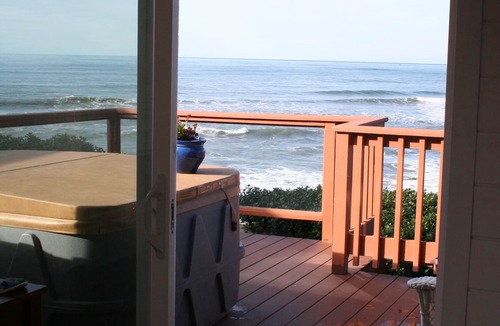 Smith River Cottage | Incredible White Water view! Gorgeous sunsets! Jacuzzi on deck/2 Flat screen TVs