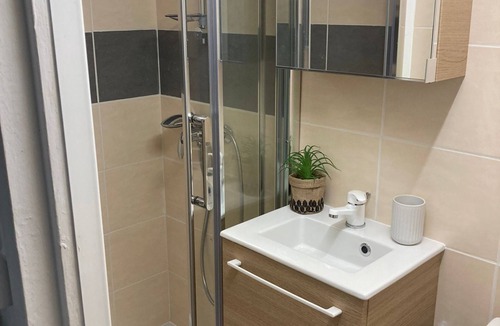 Montpellier City-Centre Bed & Breakfast | Independent Cozy Room