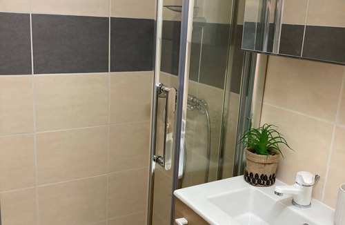 Montpellier City-Centre Bed & Breakfast | Independent Cozy Room