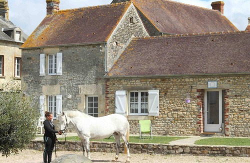 Montabard Cottage | Independent house with garden at equestrian, pets allowed