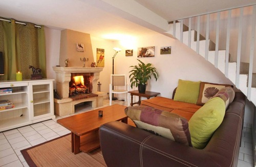 Montabard Cottage | Independent house with garden at equestrian, pets allowed