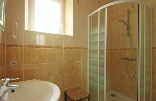 Montabard Cottage | Independent house with garden at equestrian, pets allowed