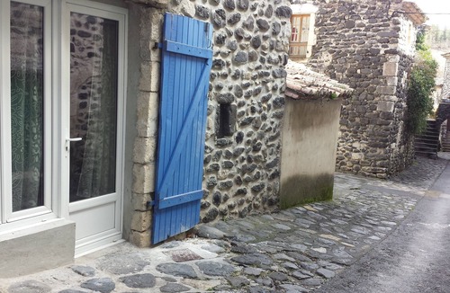 Alba-la-Romaine House | Independent room. Atypical house. Medieval hamlet at the foot of the volcanic neck