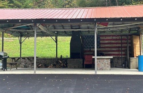 Dabolt Cabin | Indian Creek Cabin, McKee KY- 2 BR cabin on the Rockcastle River in McKee, KY!