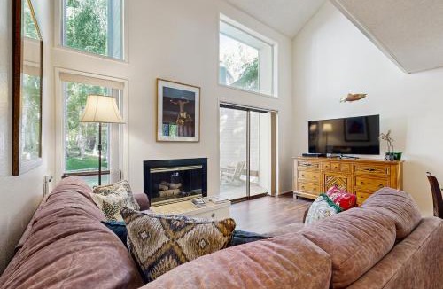 Elkhorn Village Apartment | Indian Springs with a View