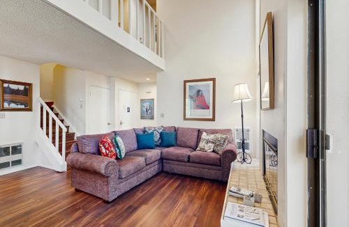 Elkhorn Village Apartment | Indian Springs with a View