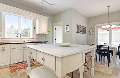 South Haven House | INDIANA AVENUE BEACH HOUSE 5 BDRMS. 4 BATHS. ACCOMMODATES TWELVE GUESTS!