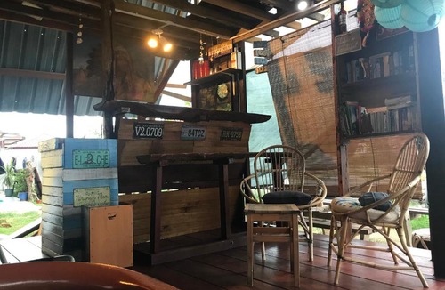 Lubok Buaya Bed & Breakfast | Indiana Cafe & Dorm