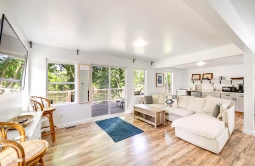 Indianapolis Apartment | Indianapolis Riverfront Rental with Wraparound Deck!