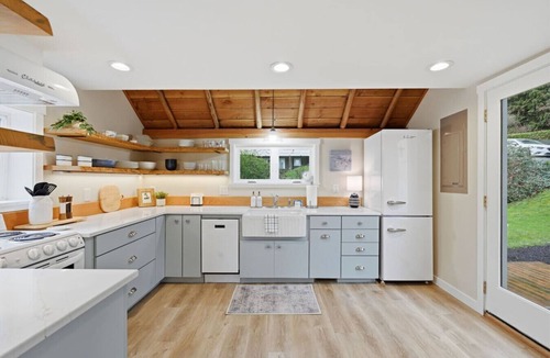 Indianola House | Indianola Cottage - Quick Walk To Beach Acces w/Kayak