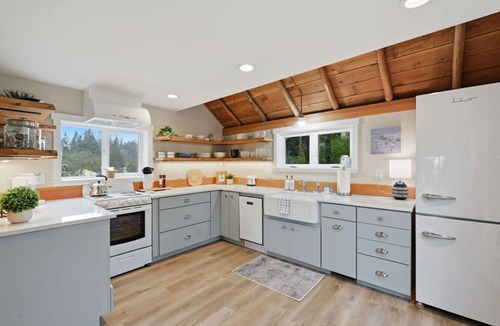 Indianola House | Indianola Cottage - Quick Walk To Beach Acces w/Kayak