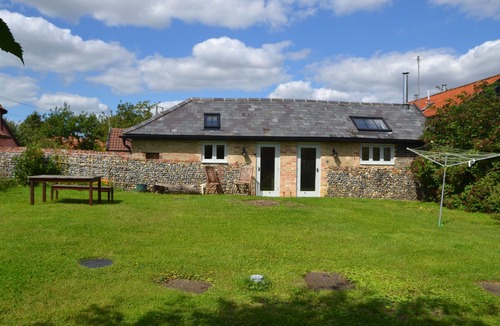 Wyverstone House | Individual barn overlooking open fields, dog friendly with open fire