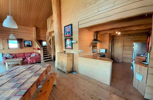 La Joue du Loup Ski Chalet | Individual chalet sleeps 14