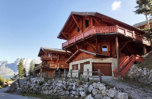 La Joue du Loup Ski Chalet | Individual chalet sleeps 14