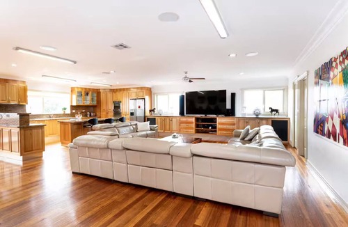 Mornington House | Indoor Heated Pool & Spa-The Pomegranate