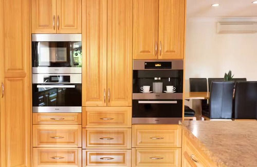 Mornington House | Indoor Heated Pool & Spa-The Pomegranate