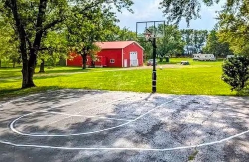 Will County House | Indoor hot tub/game room- luxury indoor glamping!