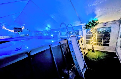 Will County House | Indoor hot tub/game room- luxury indoor glamping!