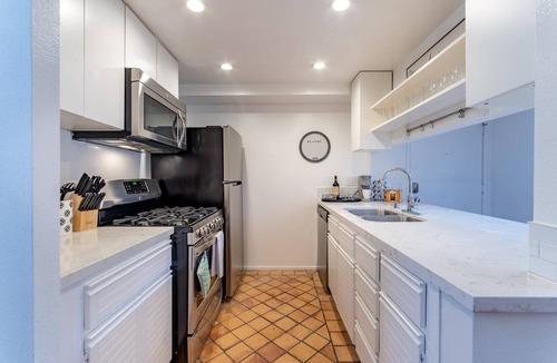 Hollywood House | Indoor Parking! Walk 2 Hollywood Blvd/Bowl