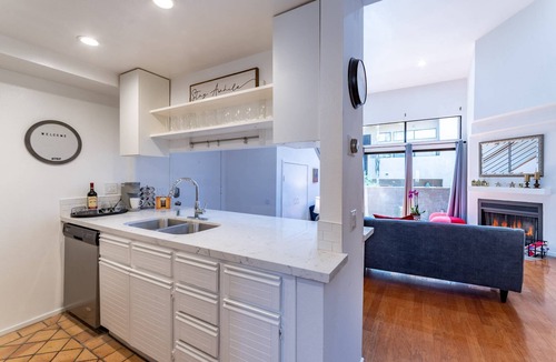 Hollywood House | Indoor Parking! Walk 2 Hollywood Blvd/Bowl