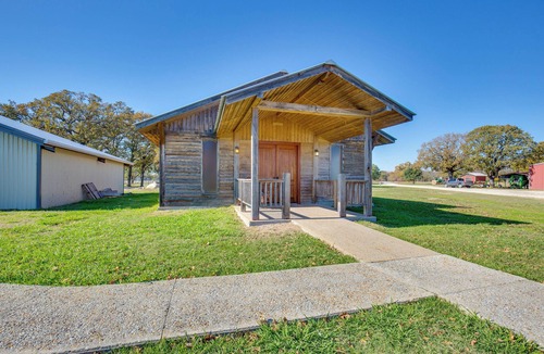 Quinlan Cabin | Indoor Pool & Boat Ramp: Lake Tawakoni Group Gem