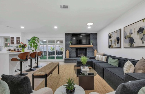 Irving House | Indoor Pool & Hot Tub Near AT&T Stadium