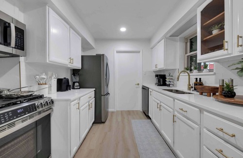Irving House | Indoor Pool & Hot Tub Near AT&T Stadium