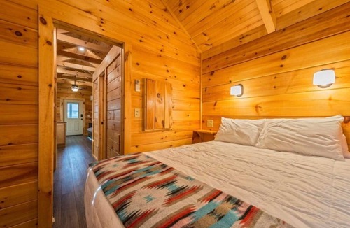 Bryan Cabin | Indulge in Home-Like Comfort! Full Kitchen, Pool, Short Drive to Kyle Field