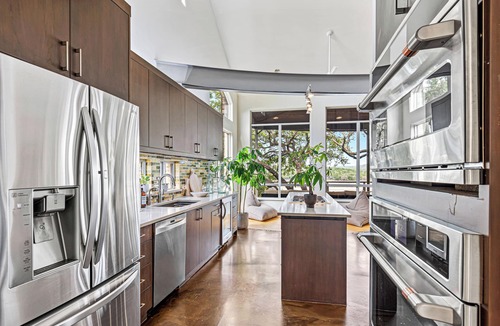 Volente House | Indulge in Luxury ★Sweeping Lake Travis Views ★Deep Water ★Mesmerizing Sunsets!