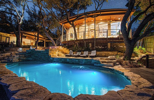 Volente House | Indulge in Luxury ★Sweeping Lake Travis Views ★Deep Water ★Mesmerizing Sunsets!