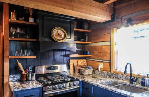 Vesta House | Indulgent Log Cabin near Parkway