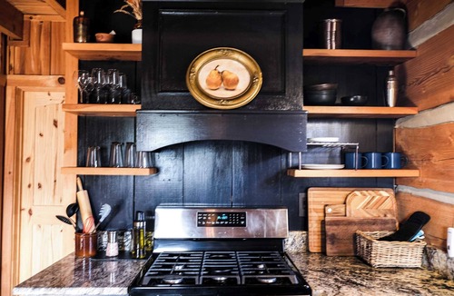 Vesta House | Indulgent Log Cabin near Parkway