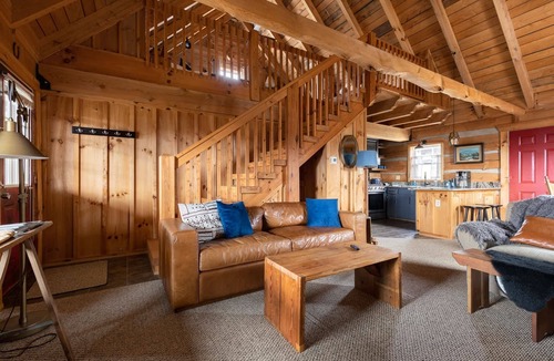 Vesta House | Indulgent Log Cabin near Parkway