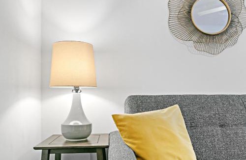 Boystown Apartment | Indulging 2BR Apartment in Festive Boystown - Buckingham 1