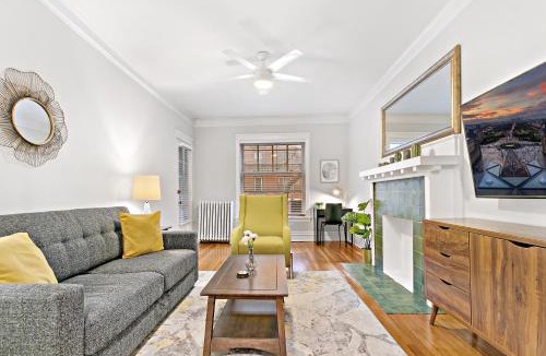 Boystown Apartment | Indulging 2BR Apartment in Festive Boystown - Buckingham 1