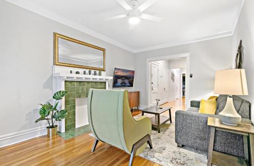 Boystown Apartment | Indulging 2BR Apartment in Festive Boystown - Buckingham 1