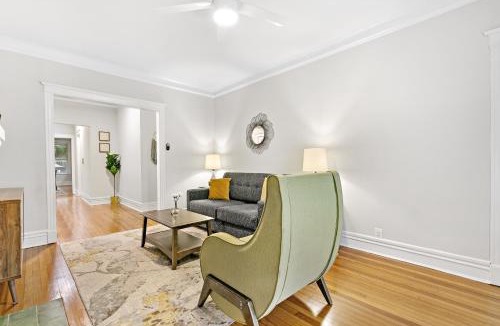 Boystown Apartment | Indulging 2BR Apartment in Festive Boystown - Buckingham 1