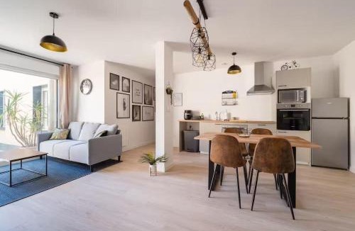 Toulouse East Apartment | Industrial 2 bedroom with terrace, parking and wifi