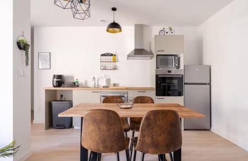 Toulouse East Apartment | Industrial 2 bedroom with terrace, parking and wifi