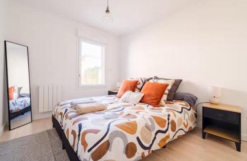 Toulouse East Apartment | Industrial 2 bedroom with terrace, parking and wifi