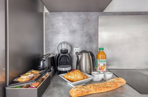 Saint-Mande Apartment | Industrial apartment in charming Saint-Mandé with Balcony and WiFi Near Metro 1