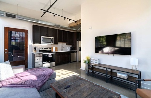 Italian Village Apartment | Industrial Boho Flat - Short North