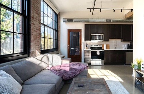 Italian Village Apartment | Industrial Boho Flat - Short North