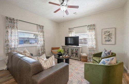 College Station House | Industrial-Chic Cottage Retreat with Outdoor Space Near Kyle Field & Easterwood Airport in Dr. College Station, Texas