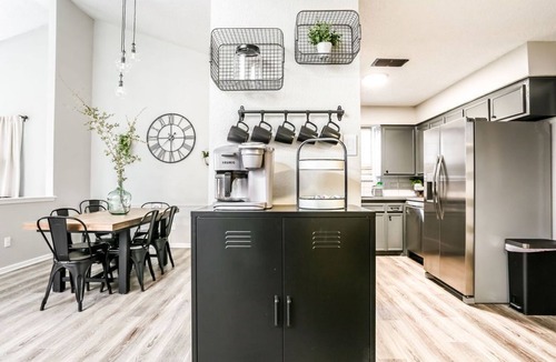 Raintree House | Industrial Chic South Lubbock 3/2