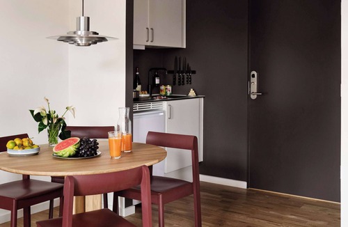 Sydhavnen Apartment | Industrial, chic studio for 4