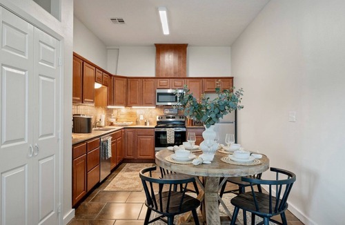 College Station Cottage | Industrial-Chic Cottage Retreat with Outdoor Space Near Kyle Field & Easterwood Airport in Dr. College Station, Texas