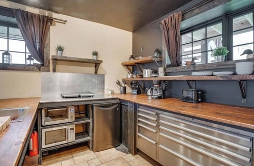 Cantley Apartment | Industrial Loft 1, Hot Tub, Pool Table & Private Lake Escape
