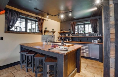 Cantley Apartment | Industrial Loft 1, Hot Tub, Pool Table & Private Lake Escape